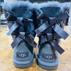 UGG Kid's Bailey Bow II Grey US 4 Sheepskin Lining Winter Boots Hardly Worn